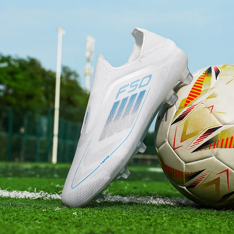 Outdoor Sport Court - รองเท้าฟุตบอลผู้ชายรุ่นใหม่ รองเท้าฝึกซ้อมระดับมืออาชีพ รองเท้าผ้าใบสำหรับแข่งขัน น้ำหนักเบาพิเศษ รองเท้าฟุตบอลสำหรับทุกเพศ เหมาะสำหรับสนามหญ้า