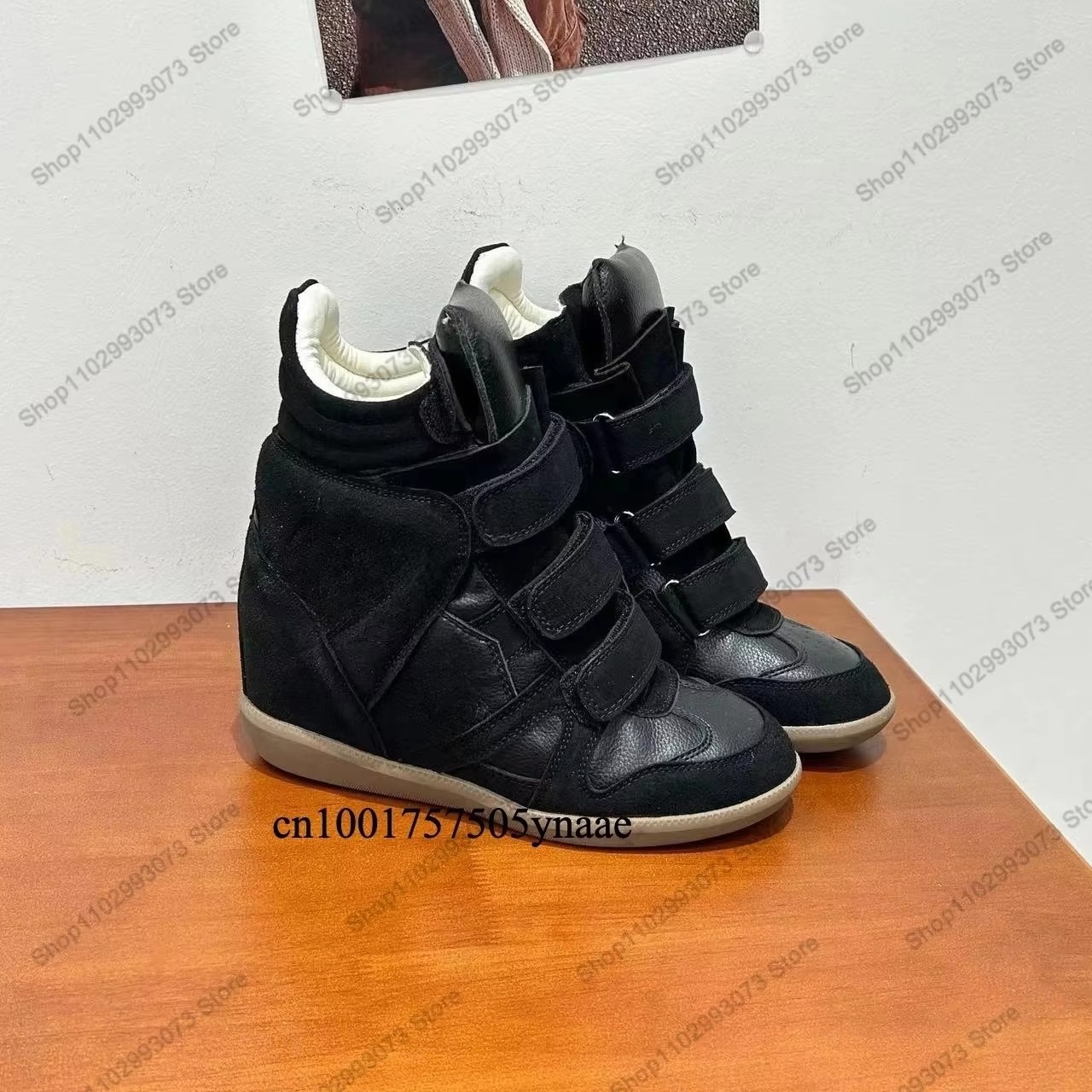 Outdoor Sports Shoes - รองเท้าผ้าใบหุ้มข้อส้นลิ่มซ่อนสำหรับผู้หญิง หนังกลับผสมหนังแท้ สายรัดเวลโครเพิ่มความสูงภายใน น้ำหนักเบา สวมใส่สบาย แฟชั่นลำลอง