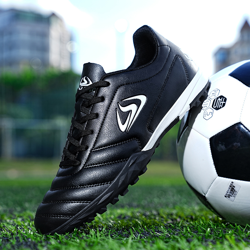 รองเท้าฟุตบอลผู้ชายรุ่นใหม่ รอ - Outdoor Sport Court บทวิจารณ์และราคา